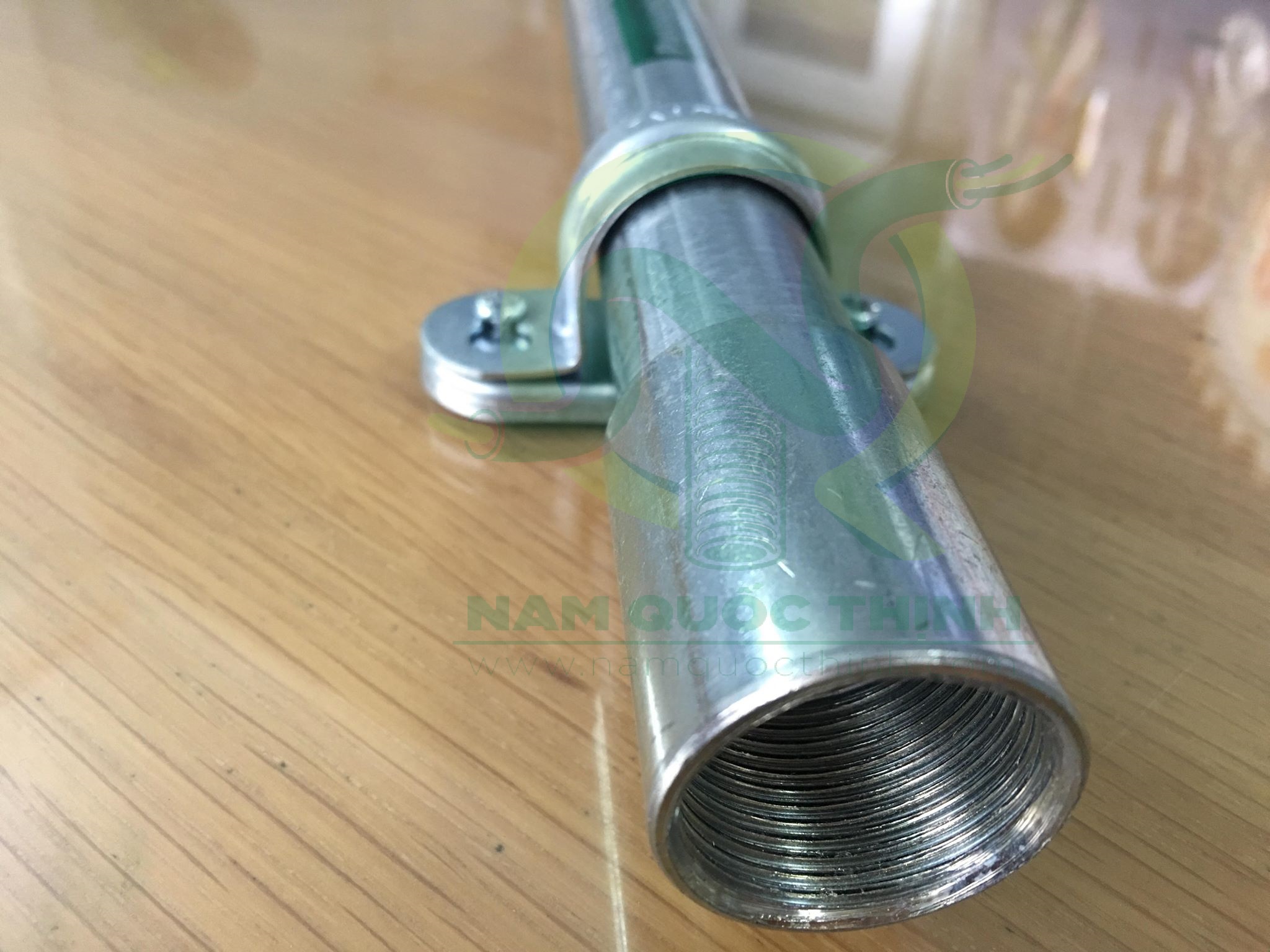 Kẹp ống có đế ống thép luồn dây điện ren