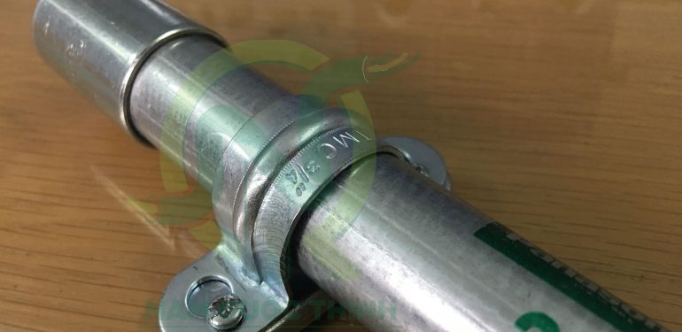 Kẹp ống có đế ống thép luồn dây điện ren